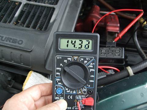 オルタネーターが正常かどうか 調べるために電圧を測定してみた
